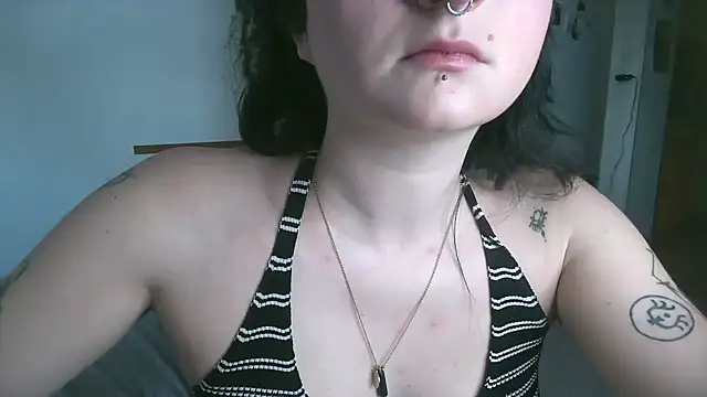Snapshot of Violett3333 chatting on October 23, 3:44 pm Violett3333 online show from October 23, 3:44 pm