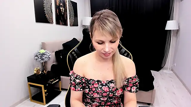 Snapshot of LindaSandy_1 chatting on March 14, 7:36 am LindaSandy 1 online show from March 14, 7:36 am