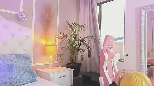 Snapshot of lizy_portman chatting on December 19, 8:38 pm lizy portman online show from December 19, 8:38 pm