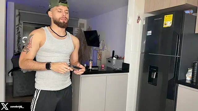 Snapshot of zoneboys chatting on February 20, 12:51 am zoneboys online show from February 20, 12:51 am