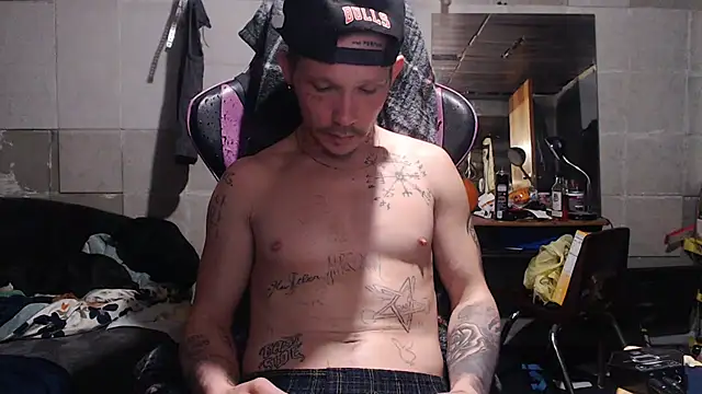 Snapshot of mastertrap chatting on December 1, 5:34 am mastertrap online show from December 1, 5:34 am