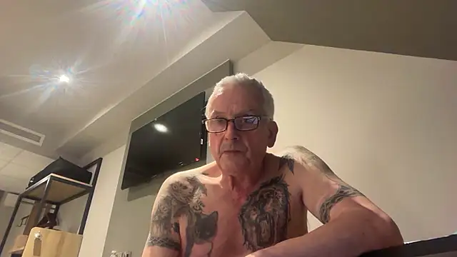 Snapshot of poggles chatting on February 20, 7:58 pm poggles online show from February 20, 7:58 pm