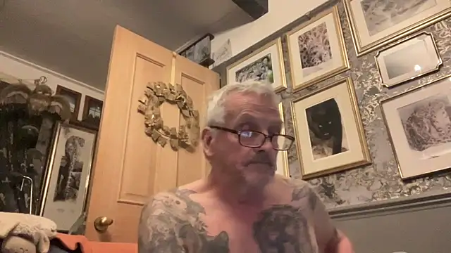 Snapshot of poggles chatting on March 17, 7:28 pm poggles online show from March 17, 7:28 pm