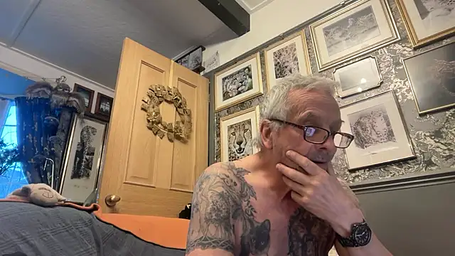 Snapshot of poggles chatting on March 24, 6:07 am poggles online show from March 24, 6:07 am