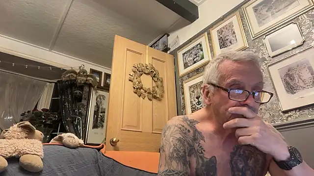 Snapshot of poggles chatting on March 24, 8:36 pm poggles online show from March 24, 8:36 pm