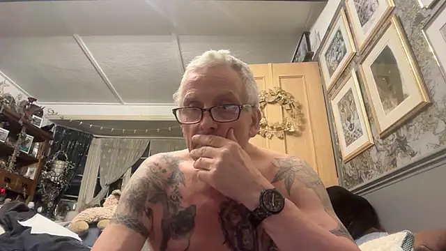 Snapshot of poggles chatting on March 25, 10:27 pm poggles online show from March 25, 10:27 pm