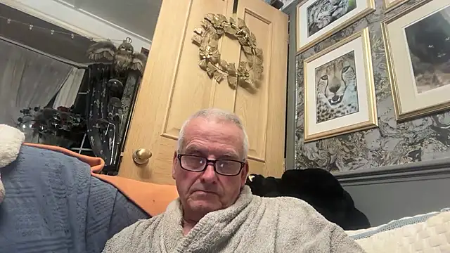 Snapshot of poggles chatting on March 29, 7:25 pm poggles online show from March 29, 7:25 pm