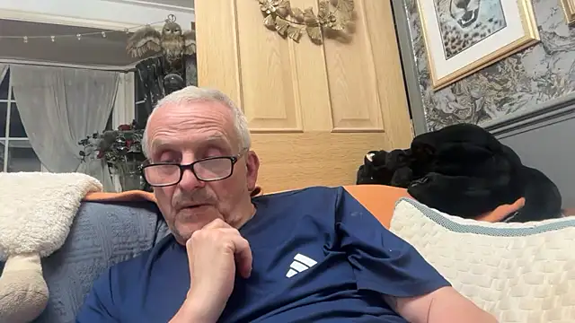 Snapshot of poggles chatting on April 1, 8:50 pm poggles online show from April 1, 8:50 pm