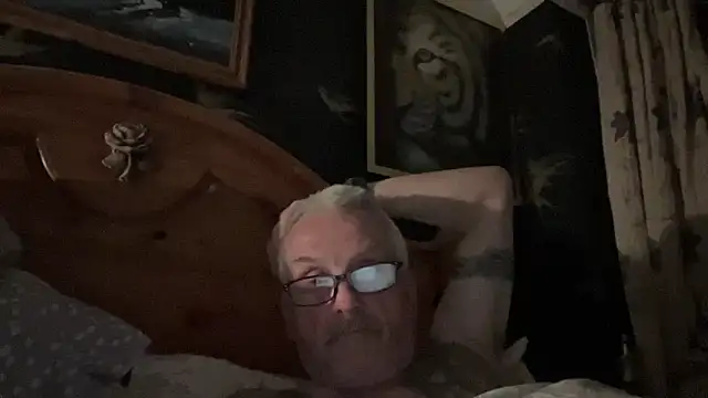 Snapshot of poggles chatting on April 30, 8:37 pm poggles online show from April 30, 8:37 pm