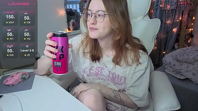 Snapshot of urstripchatgf chatting on January 15, 7:24 am urstripchatgf online show from January 15, 7:24 am