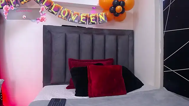 EmmaJhomson online show from October 6, 8:06 pm