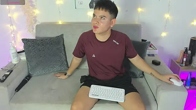 Snapshot of Young_Ben chatting on June 4, 1:50 pm Young Ben online show from June 4, 1:50 pm