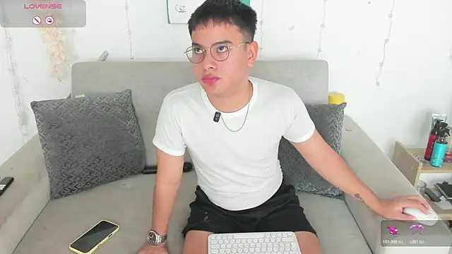Snapshot of Young_Ben chatting on July 3, 2:01 pm Young Ben online show from July 3, 2:01 pm