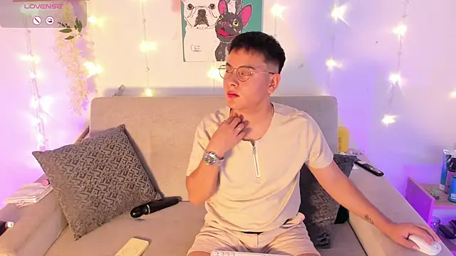 Snapshot of Young_Ben chatting on July 5, 9:44 pm Young Ben online show from July 5, 9:44 pm