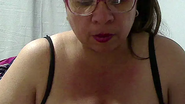 Snapshot of luciana69hot chatting on October 3, 9:45 pm luciana69hot online show from October 3, 9:45 pm