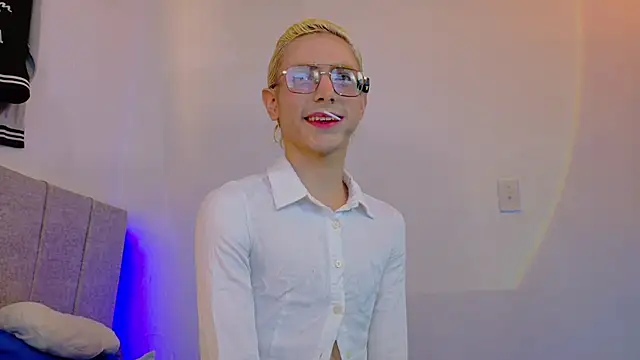 Snapshot of liiamluna_ chatting on May 27, 2:36 pm liiamluna online show from May 27, 2:36 pm