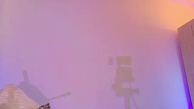 Snapshot of liiamluna_ chatting on June 4, 11:05 am liiamluna online show from June 4, 11:05 am