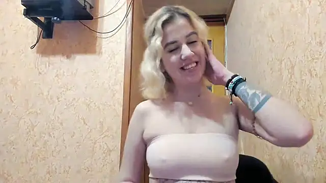 Snapshot of aalokitaa chatting on February 1, 8:40 pm aalokitaa online show from February 1, 8:40 pm