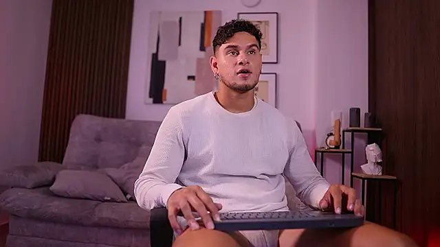 Snapshot of DaviesBrown chatting on February 20, 8:53 pm DaviesBrown online show from February 20, 8:53 pm