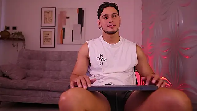 Snapshot of DaviesBrown chatting on March 16, 8:24 pm DaviesBrown online show from March 16, 8:24 pm