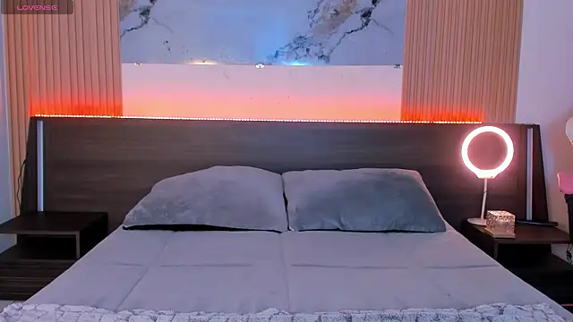 samanthaa moon online show from April 4, 9:45 pm