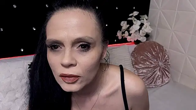 Snapshot of Sweeteest_Julie chatting on April 15, 10:54 pm Sweeteest Julie online show from April 15, 10:54 pm