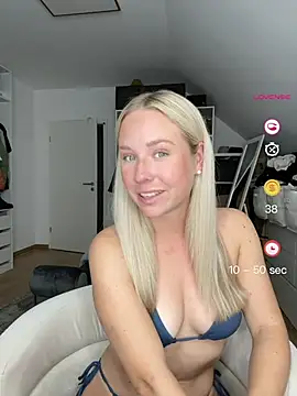 Snapshot of celis_secret chatting on July 13, 8:17 am celis secret online show from July 13, 8:17 am