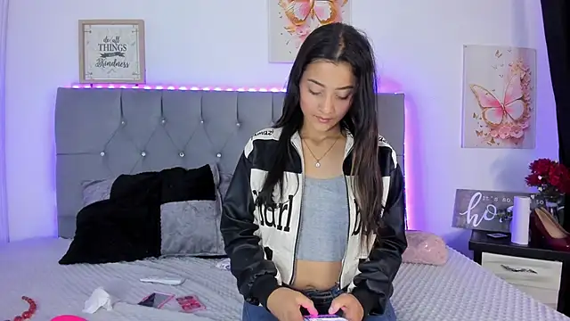 Miss-Alicia online show from March 18, 6:33 pm