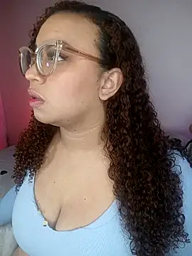 Snapshot of milee_baby chatting on February 5, 12:37 am milee baby online show from February 5, 12:37 am