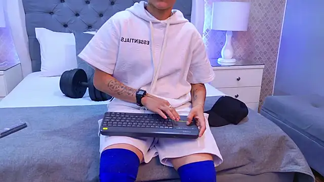 ZoeKrug online show from November 28, 8:00 pm