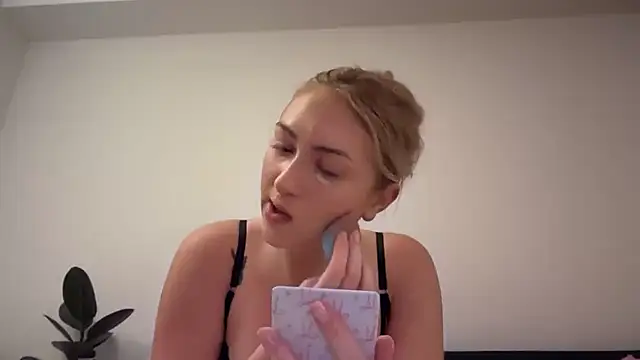 Snapshot of Kitty_Swetty chatting on February 14, 6:48 pm Kitty Swetty online show from February 14, 6:48 pm