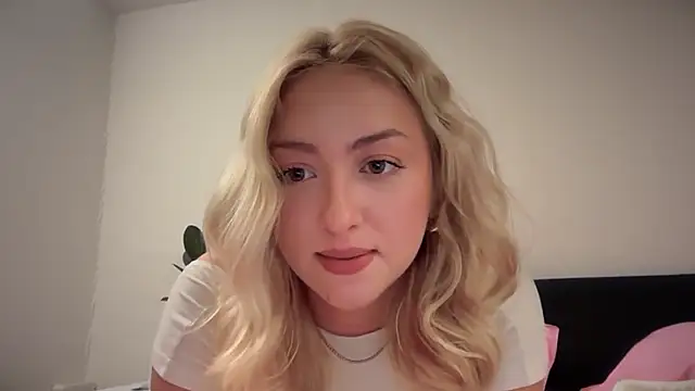 Snapshot of Kitty_Swetty chatting on February 17, 8:04 pm Kitty Swetty online show from February 17, 8:04 pm