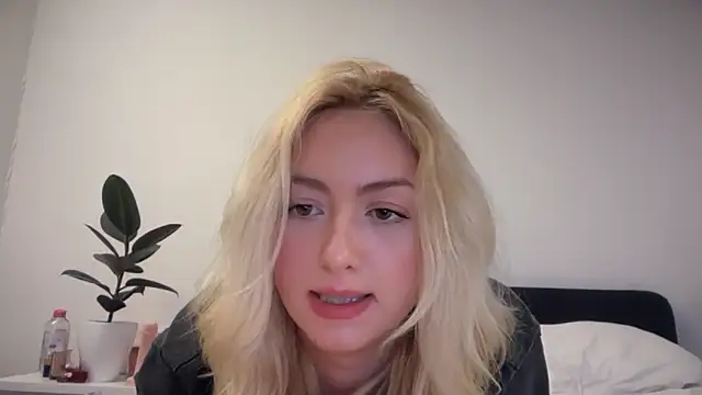 Snapshot of Kitty_Swetty chatting on February 25, 10:41 pm Kitty Swetty online show from February 25, 10:41 pm