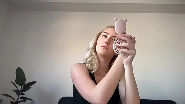 Snapshot of Kitty_Swetty chatting on March 6, 2:02 pm Kitty Swetty online show from March 6, 2:02 pm