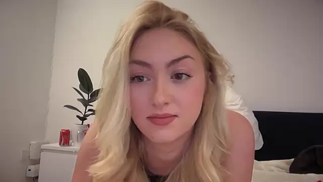 Snapshot of Kitty_Swetty chatting on March 10, 9:31 pm Kitty Swetty online show from March 10, 9:31 pm