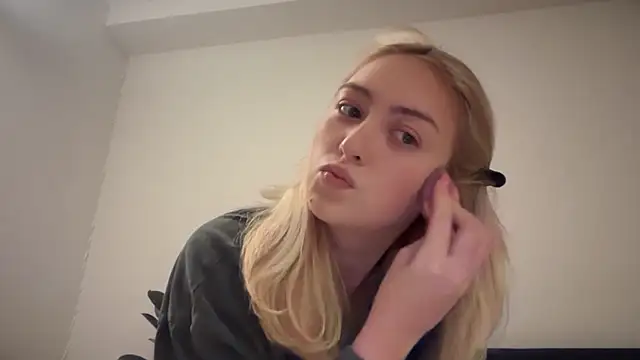 Snapshot of Kitty_Swetty chatting on April 14, 7:20 pm Kitty Swetty online show from April 14, 7:20 pm