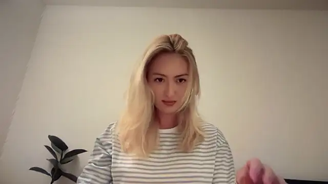 Snapshot of Kitty_Swetty chatting on April 15, 8:31 pm Kitty Swetty online show from April 15, 8:31 pm