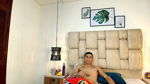 Zoelucas online show from December 4, 12:03 pm