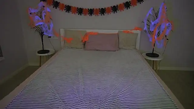 Snapshot of IvyLaurent chatting on October 31, 1:34 pm IvyLaurent online show from October 31, 1:34 pm