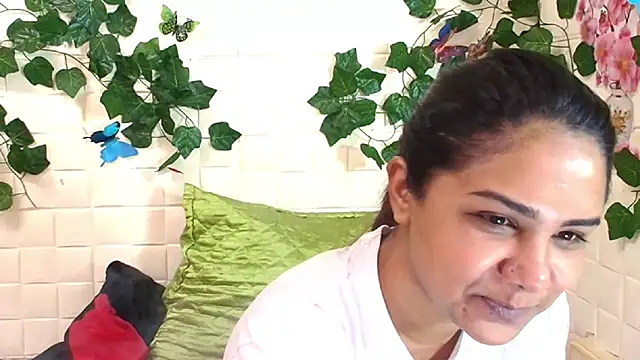 Snapshot of IndiaSexyStripper4u chatting on October 17, 6:10 pm IndiaSexyStripper4u online show from October 17, 6:10 pm