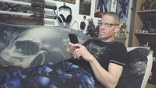 Snapshot of TomXXII chatting on April 6, 9:16 pm TomXXII online show from April 6, 9:16 pm