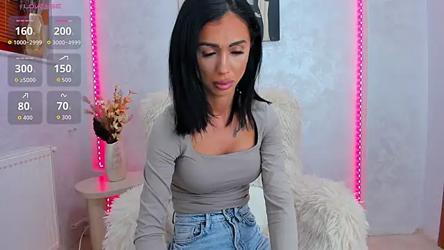 ParissHiltonX online show from April 3, 4:10 am