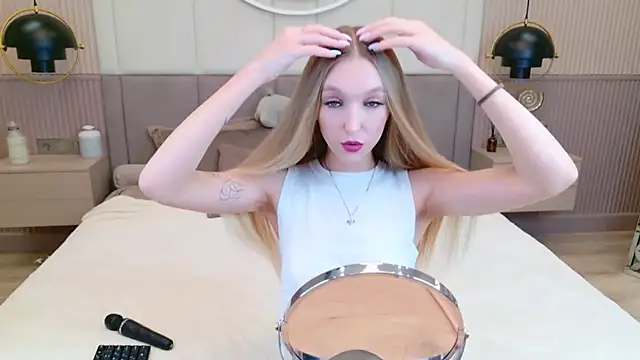 KellyBradford online show from September 13, 5:40 am