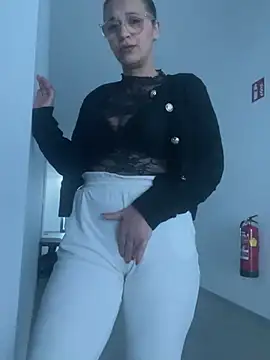 Snapshot of eli5566 chatting on January 17, 1:49 pm eli5566 online show from January 17, 1:49 pm