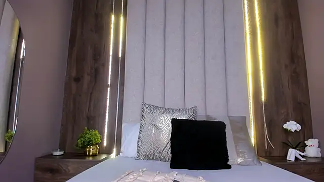 Snapshot of LucySalvatore_ chatting on September 12, 8:25 am LucySalvatore online show from September 12, 8:25 am