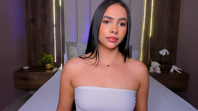 Snapshot of LucySalvatore_ chatting on September 28, 1:22 am LucySalvatore online show from September 28, 1:22 am