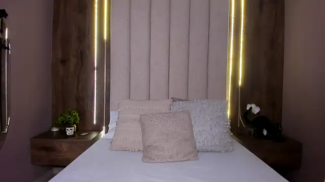 Snapshot of LucySalvatore_ chatting on October 11, 3:54 pm LucySalvatore online show from October 11, 3:54 pm