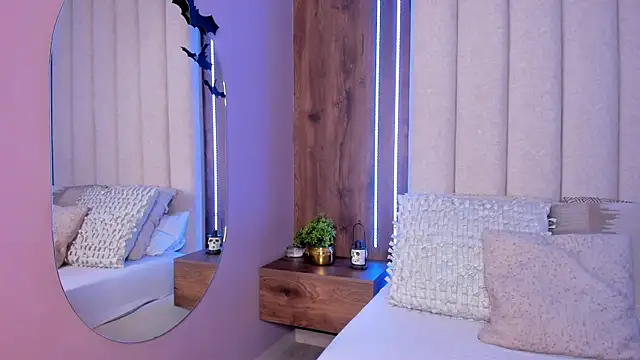 Snapshot of LucySalvatore_ chatting on October 20, 11:49 pm LucySalvatore online show from October 20, 11:49 pm