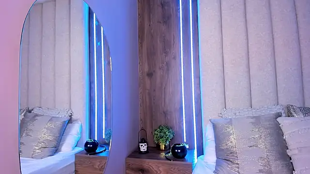 Snapshot of LucySalvatore_ chatting on November 1, 11:40 pm LucySalvatore online show from November 1, 11:40 pm