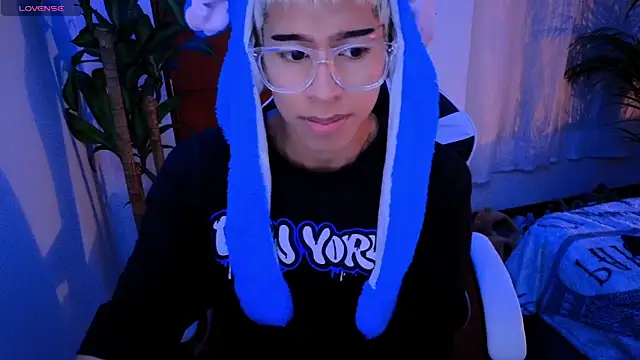 Snapshot of taichi_bluy chatting on October 2, 4:19 am taichi bluy online show from October 2, 4:19 am